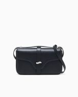 Vista frontale della borsa a tracolla Emporio Armani in pelle liscia nera con patta a busta.