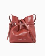 Vista frontale della borsa a spalla modello secchiello Emporio Armani in pelle liscia marrone bordeaux.